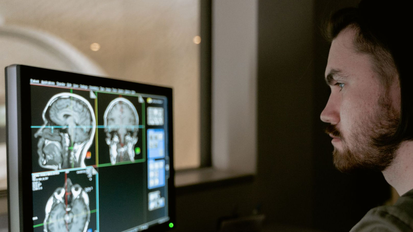 AQUILA DICOM viewer with ROI annotation and patient registry